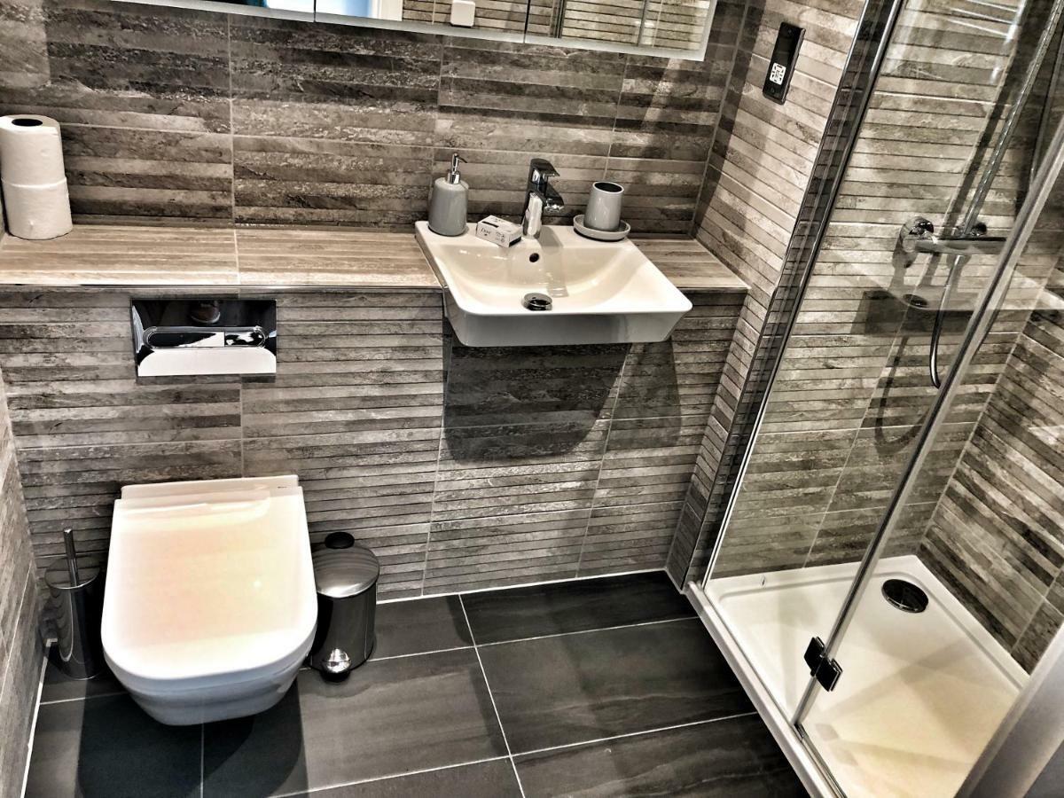 Amazing & Spacious 2 Bed 2 Bath Luxury Apartment With Balcony Free Wifi Sleeps 6 Bushey Buitenkant foto